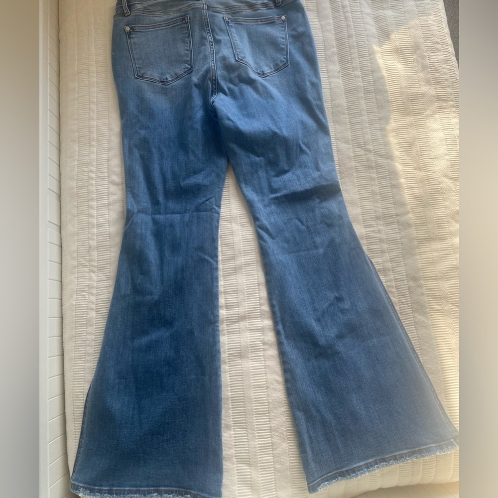 Judy Blue Mid Rise Medium Wash Peak-A-Boo Hem Slit Flare Jeans - Picture 10 of 12